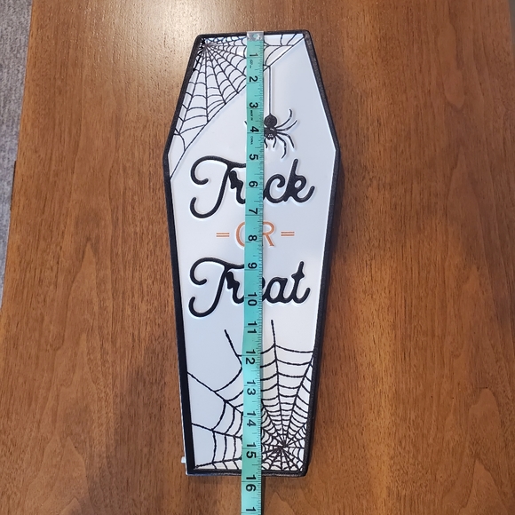 NWT Trick or Treat Metal Coffin Shaped Sign with Stand - Picture 5 of 6